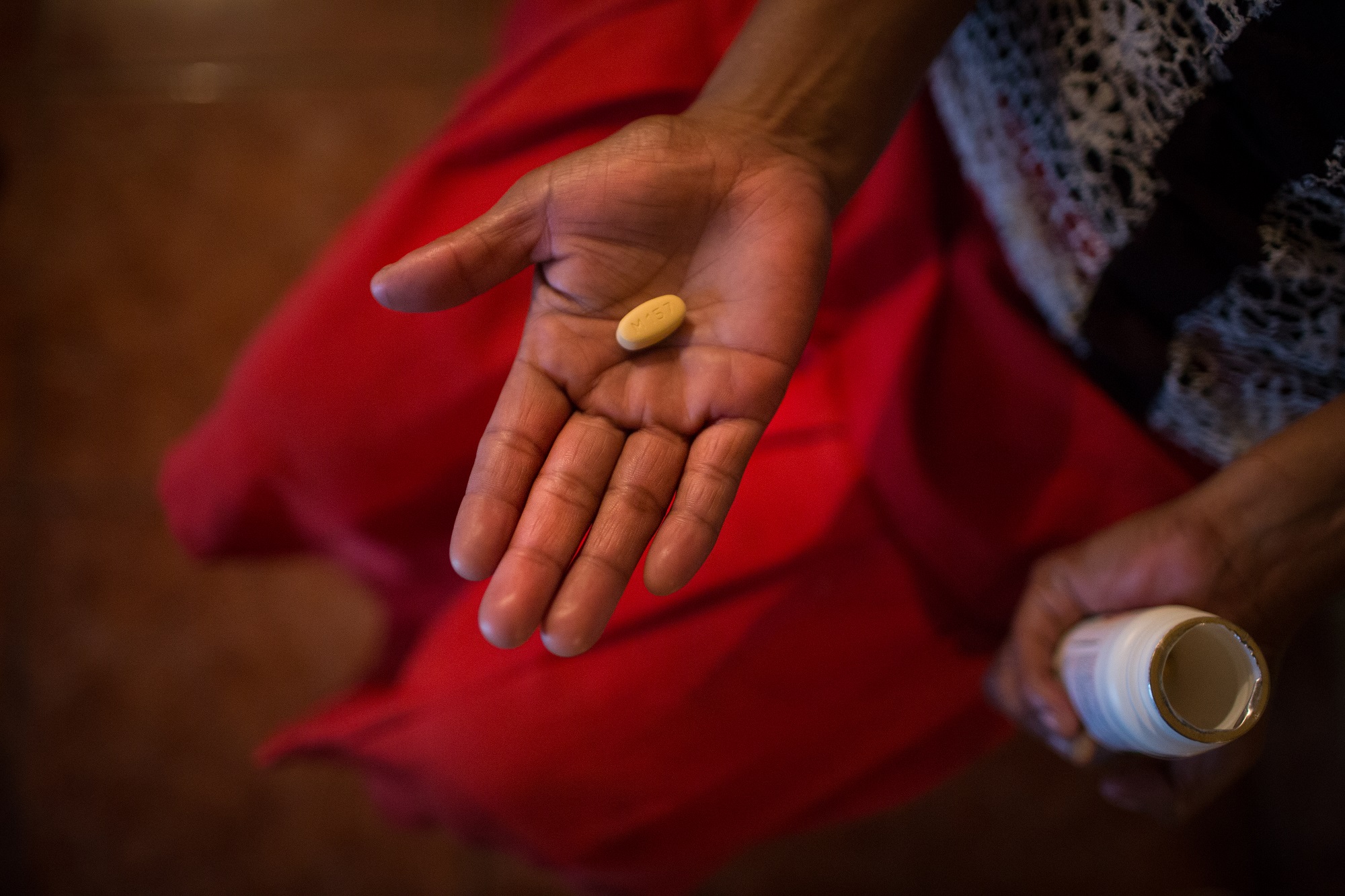 A client received HIV medication at their home in Guatemala in August, 2017. Photo by Anna Watts for IntraHealth International. 