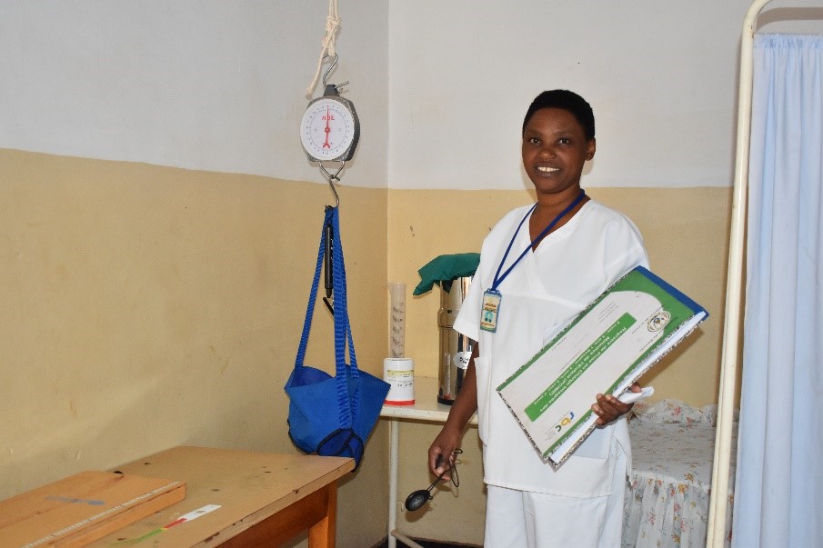 Nurse Esther at work. Photo credit: IntraHealth International. 